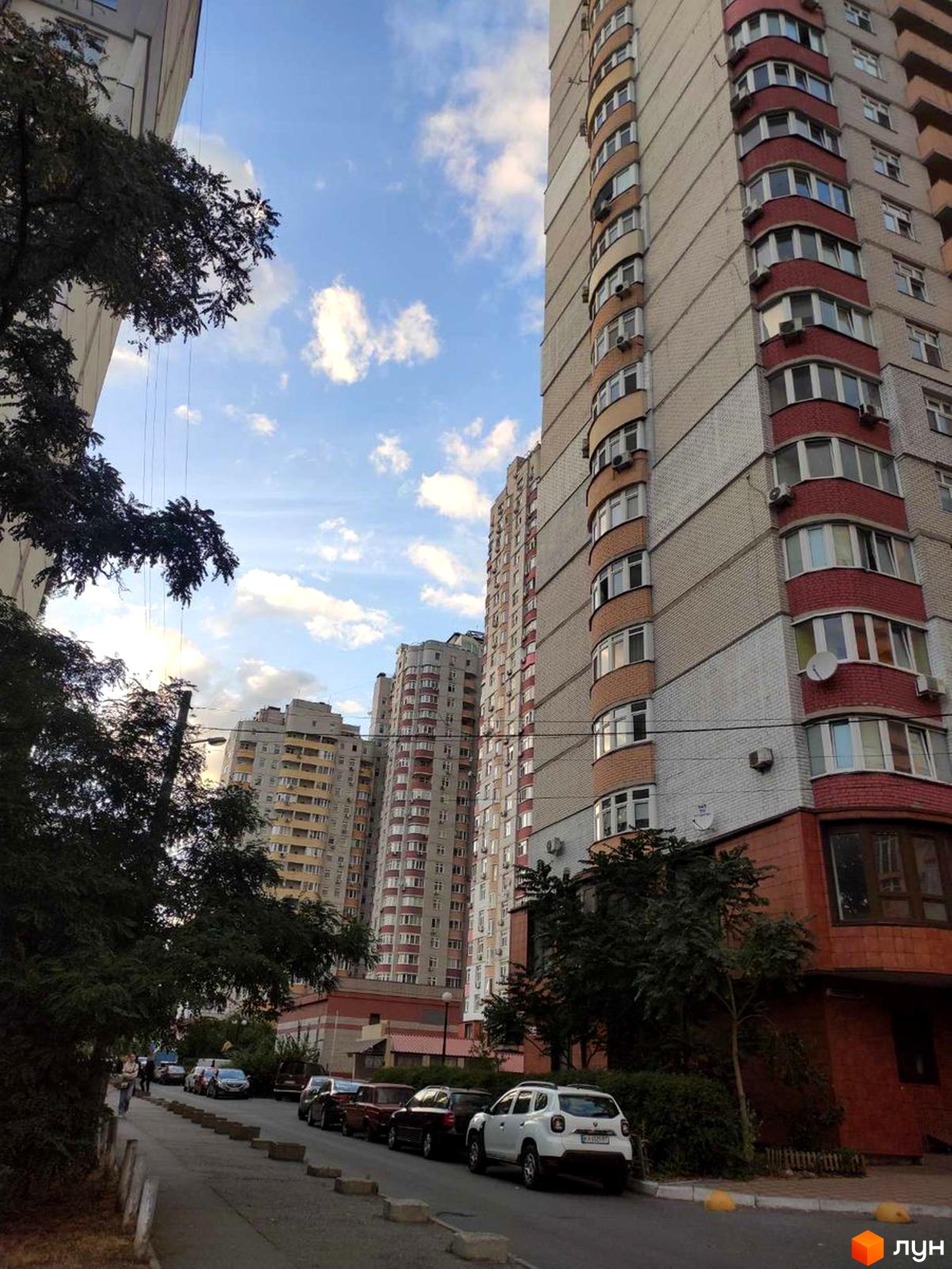 Багатоповерховий будинок з червоно-коричневої цегли