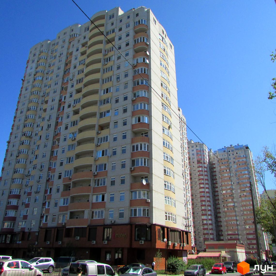 Фасад з балконами, вид знизу